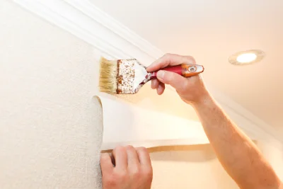 Pose de papier peint à Courvaudon — revêtements muraux et toiles de verre